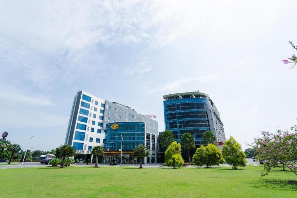 The Crew Hotel Kualanamu International Airport Medan Ngoại thất bức ảnh