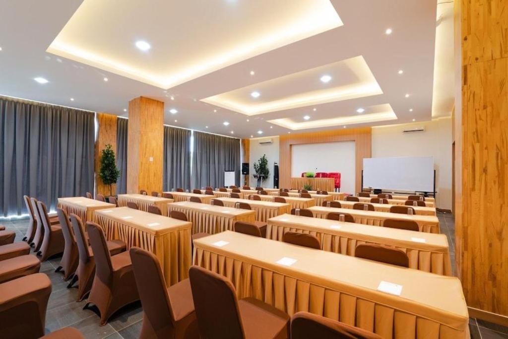 The Crew Hotel Kualanamu International Airport Medan Ngoại thất bức ảnh