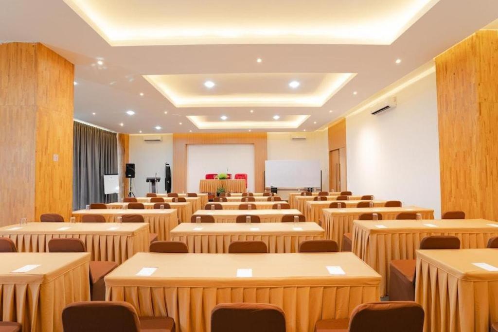 The Crew Hotel Kualanamu International Airport Medan Ngoại thất bức ảnh
