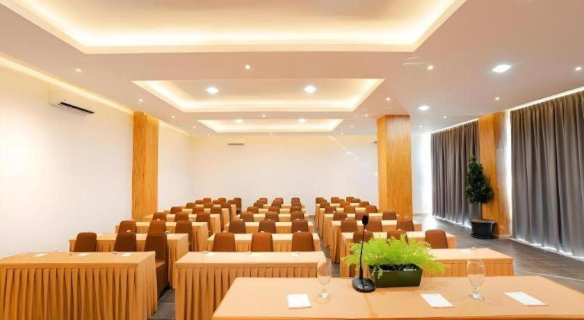 The Crew Hotel Kualanamu International Airport Medan Ngoại thất bức ảnh