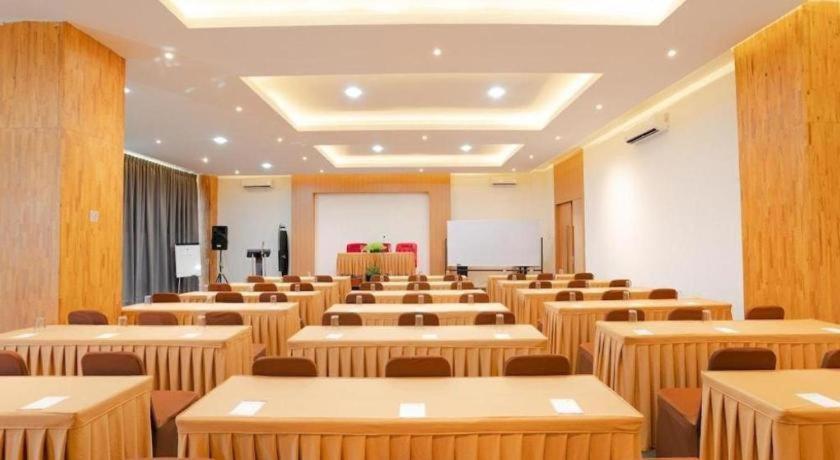 The Crew Hotel Kualanamu International Airport Medan Ngoại thất bức ảnh