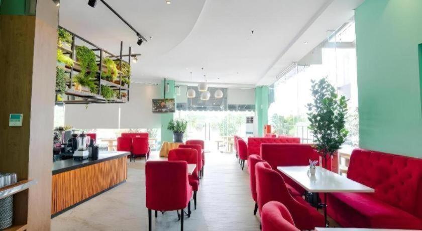 The Crew Hotel Kualanamu International Airport Medan Ngoại thất bức ảnh