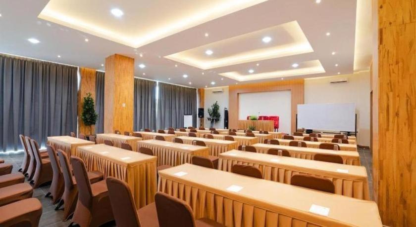 The Crew Hotel Kualanamu International Airport Medan Ngoại thất bức ảnh